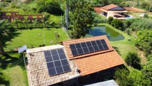 chácara com painéis fotovoltaicos